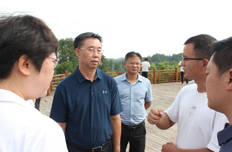 領(lǐng)導視察播州區(qū)三岔鎮(zhèn)獼猴桃基地